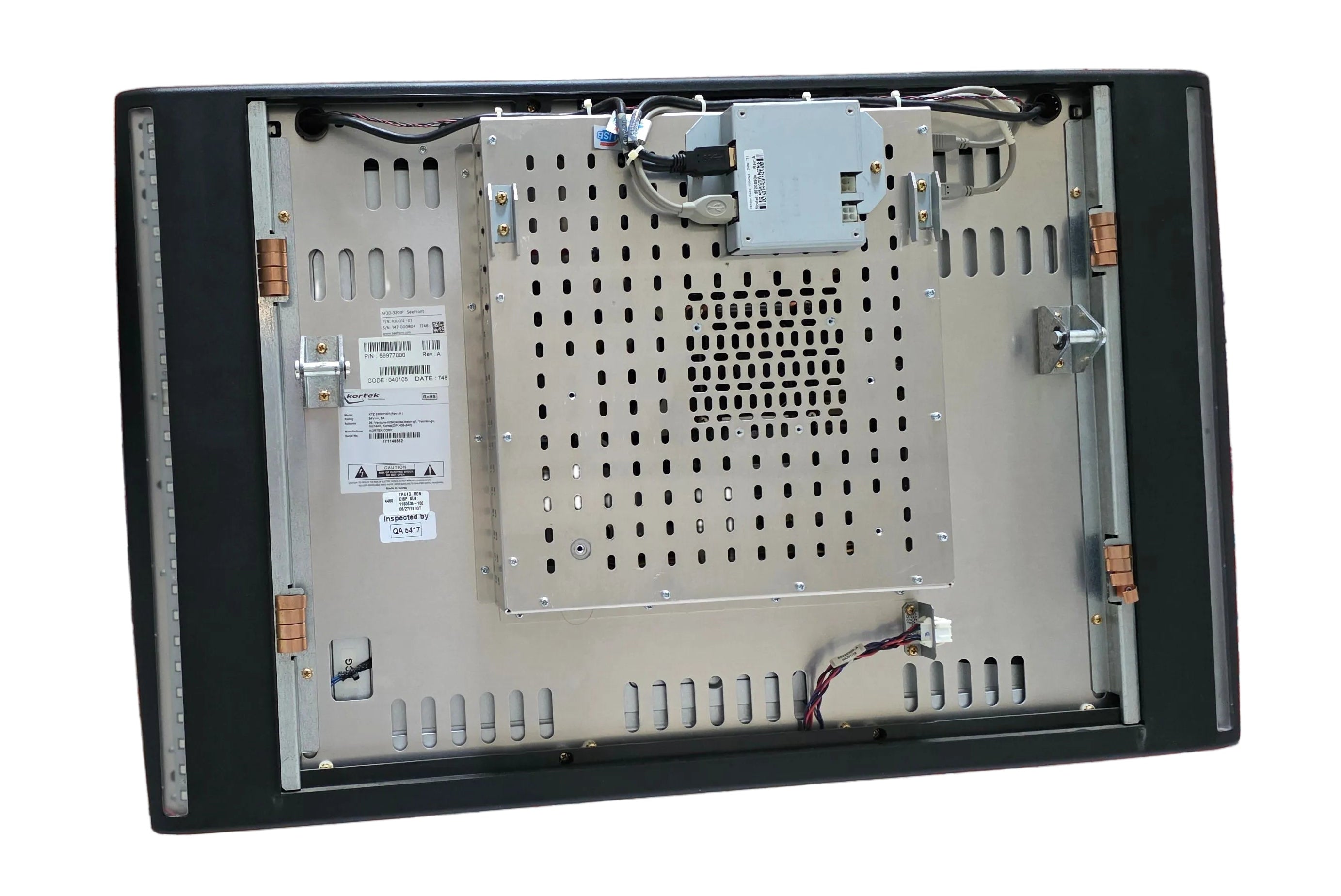 IGT CrystalCurve Ultra and TRUE 4D LCD Monitor 32".